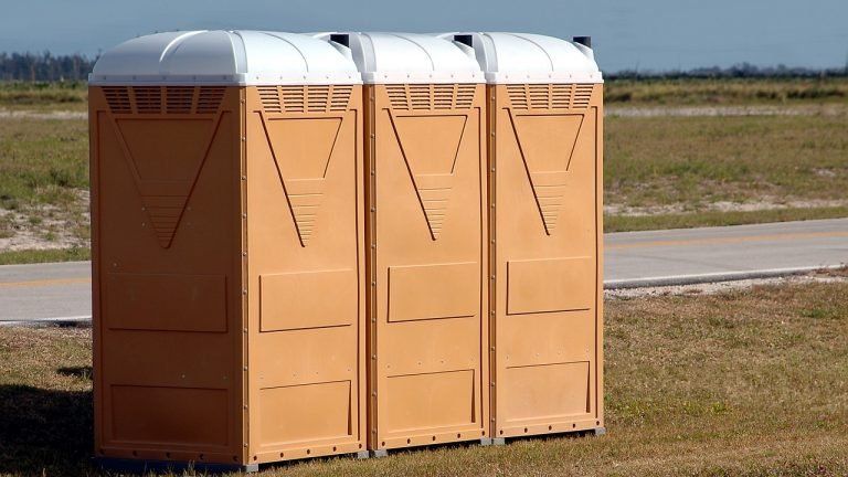 6 Reasons to Go for Portable Bathroom Rentals for Your Corporate Event